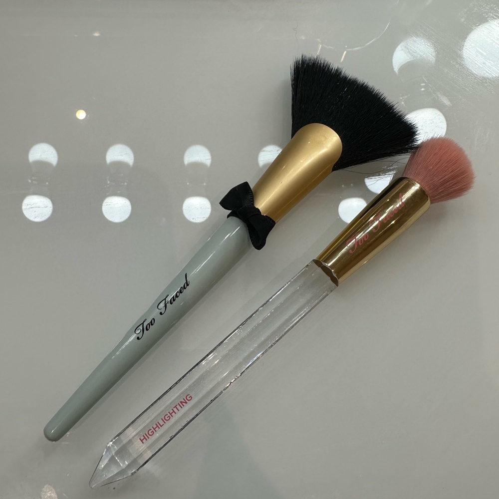 Bundle of two TOO FACED brushes!